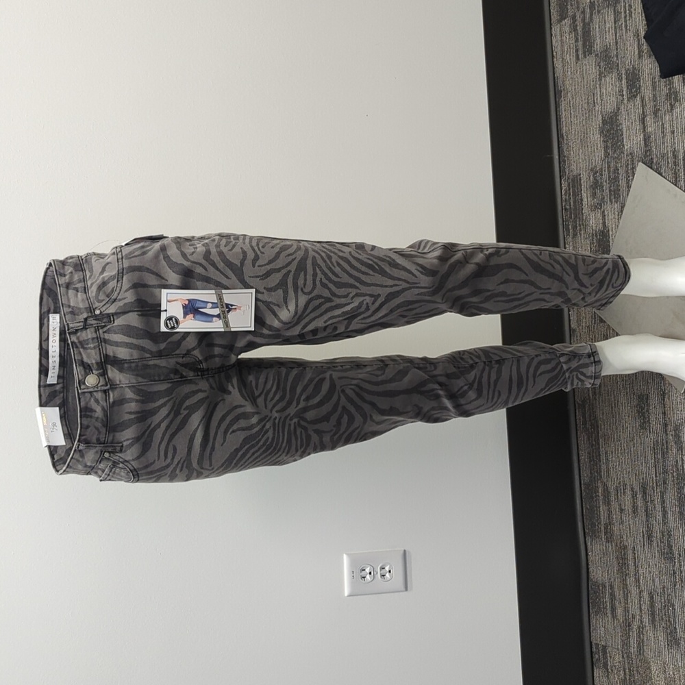 TinselTown Mid Rise Skinny Jeans NEW
